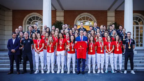 La selecci&oacute;n espa&ntilde;ola de f&uacute;tbol femenino, junto al presidente del Gobierno
