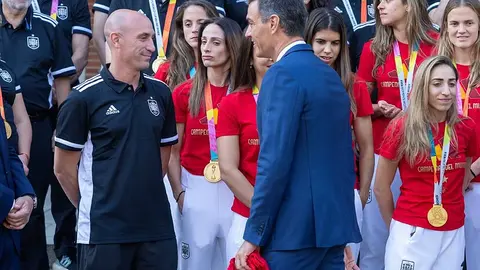 Rubiales y S&aacute;nchez en la recepci&oacute;n a las campeonas del mundo
