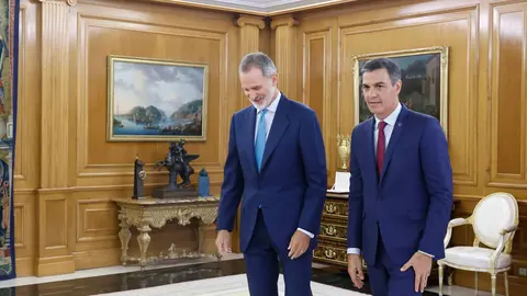 Pedro S&aacute;nchez (Der.) junto a Felipe VI