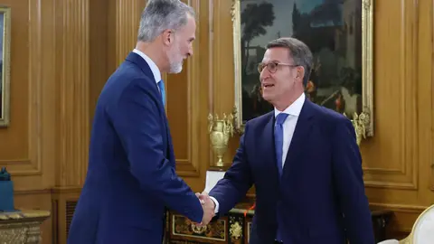 Alberto N&uacute;&ntilde;ez Feij&oacute;o (Der.) saluda al Rey en la Zarzuela