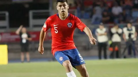 Tom&aacute;s Alarc&oacute;n, con el equipo nacional de Chile