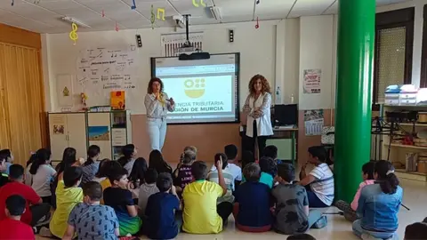 Dos de los expertos de la ATRM imparten una charla de formaci&oacute;n sobre educaci&oacute;n tributaria
