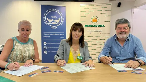 Jose Garc&iacute;a-Galbis, (presidente del Banco de Alimentos del Segura), Fina Gonz&aacute;lez (Vicepresidenta) y Esther Piornos (directora territorial de Relaciones Externas de Mercadona).