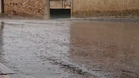 La lluvia ca&iacute;a con fuerza este mi&eacute;rcoles en la localidad caravaque&ntilde;a de El Moralejo (foto: La 7)