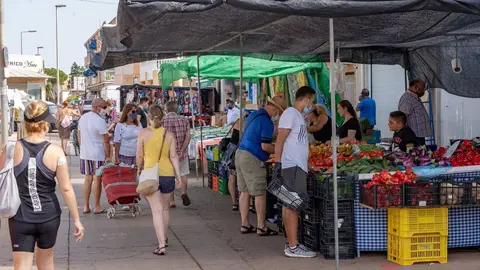 Imagen de archivo de un mercadillo de la zona costera de Cartagena (foto: Europa Press)
