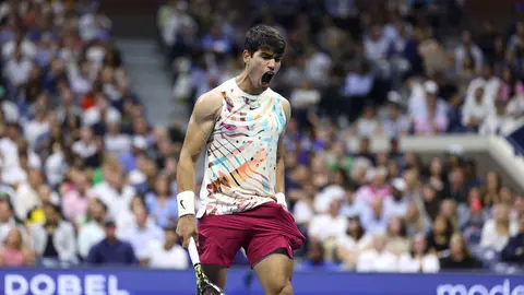Carlos Alcaraz celebra su victoria ante Harris