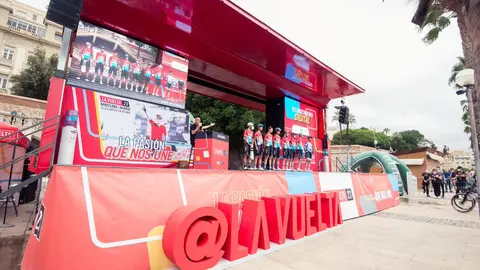 Escenario instalado en Cartagena para presentar a los corredores de la novena etapa de la Vuelta (foto: La Vuelta)