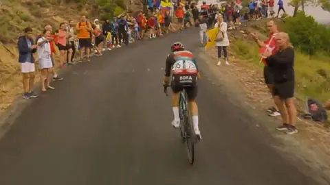 Lennard K&auml;mna durante la noventa etapa de la Vuelta a Espa&ntilde;a en la Regi&oacute;n (foto: La Vuelta)