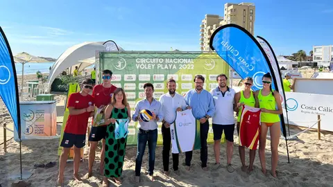 Los directores generales del Instituto de Turismo de la Regi&oacute;n de Murcia y de Deportes, Juan Francisco Mart&iacute;nez y Francisco Javier S&aacute;nchez, respectivamente, junto a organizadores y participantes en la prueba del Circuito Nacional de V&oacute;ley Playa.