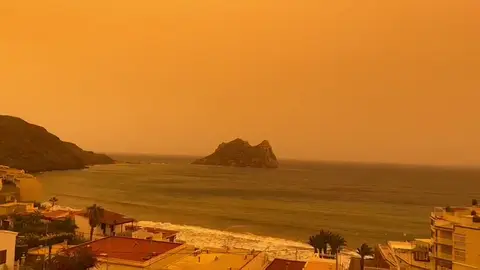 Imagen de la calima en la costa de &Aacute;guilas (foto: La 7)