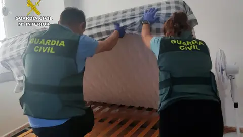 Un momento del registro de la Guardia Civil en uno de los pisos que utilizaba la banda colombiana (foto: Guardia Civil)