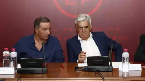 Pedro Rocha, presidente en funciones de la RFEF (a la derecha)