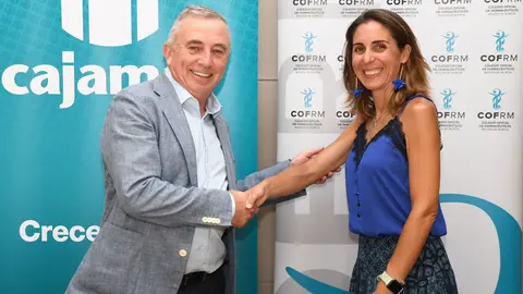Diego Gonz&aacute;lez, director territorial de Cajamar, y la presidenta del Coelgio de Farmac&eacute;uticos, Paula Pay&aacute;