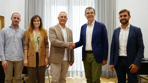 Felipe Moreno, presidente del Real Murcia y Jos&eacute; Ballesta, alcalde de Murcia, se da la mano tras una reuni&oacute;n mantenida entre ambos (foto: La 7)