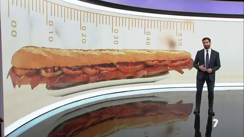 Un restaurante de Puerto Lumbreras ofrece bocadillos de m&aacute;s de medio metro