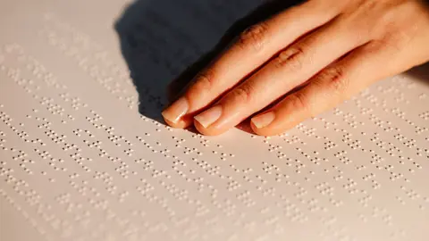 Comer a ciegas: s&oacute;lo 10 restaurantes en la Regi&oacute;n ofrecen la carta en braille