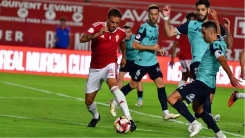 Pedro Le&oacute;n controla el bal&oacute;n ante varios jugadores del Sanluque&ntilde;o