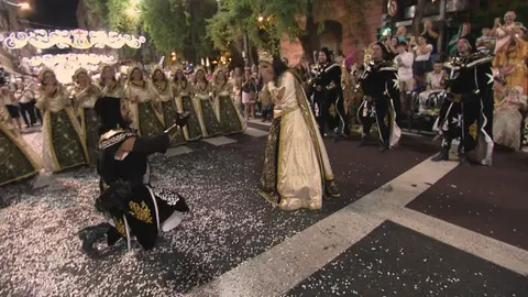Petici&oacute;n de mano en pleno desfile de Moros y Cristianos de Murcia