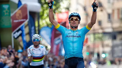 Luis Le&oacute;n S&aacute;nchez levantando los brazos en la Vuelta a la Regi&oacute;n de Murcia