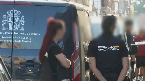 Agentes de Homicidios de la Polic&iacute;a Nacional durante la investigaci&oacute;n por la muerte de una mujer en El Palmar (foto: La 7)