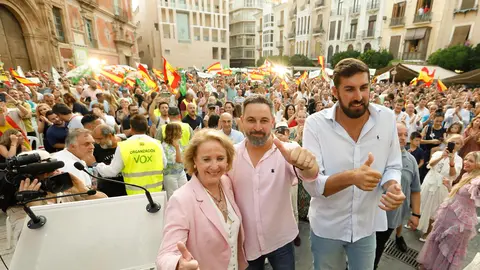 La candidata de Vox al Congreso, Lourdes M&eacute;ndez, el presidente de Vox y candidato del partido a la Presidencia del Gobierno, Santiago Abascal, y el presidente de Vox en Murcia, Jos&eacute; &Aacute;ngel Antelo, en un acto p&uacute;blico (foto: EP)