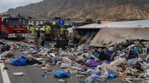 Cami&oacute;n accidentado en Alhama de Murcia (foto: 061)