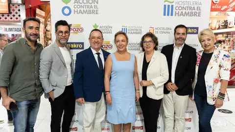 El chef Quique Dacosta; Jos&eacute; Luis Yzuel, presidente de Hosteler&iacute;a de Espa&ntilde;a; Mar Fuertes, directora de Relaciones Institucionales de Grupo Fuertes; Carmen Gayo, de 'Acci&oacute;n Contra El Hambre; Eduardo P&eacute;rez, de Makro; y la chef Susi D&iacute;az (foto: Grupo Fuertes)