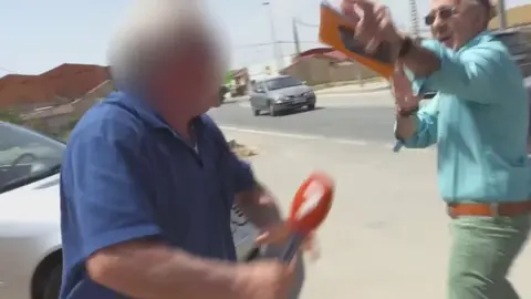 Imagen de Paco Garc&iacute;a siendo agredido por un viandante que le cogi&oacute; el micr&oacute;fono (foto: La 7)