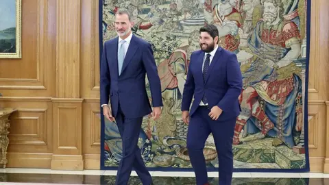 L&oacute;pez Miras y el Rey Felipe VI en un encuentro anterior
