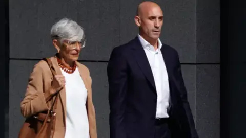 Rubiales acude al juzgado junto a su legrada Olga Tubau