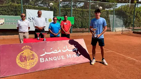 Pablo Mart&iacute;nez posa con el t&iacute;tulo de campe&oacute;n del torneo J&uacute;nior de El Cairo