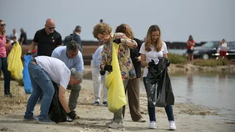 El consejero de Medio Ambiente, Universidades, Investigaci&oacute;n y Mar Menor, Juan Mar&iacute;a V&aacute;zquez, junto a S.M. la Reina Sof&iacute;a en San Javier con motivo del inicio de la campa&ntilde;a de limpieza de entornos marinos '1m2 por las playas y los mares' del proyecto LIBERA (1)