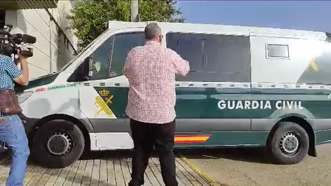 0:55 / 3:04


Prisi&oacute;n comunicada y sin fianza para el sospechoso de la muerte de la mujer de Cieza