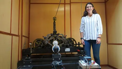 La alumna Laura Salas junto al reloj