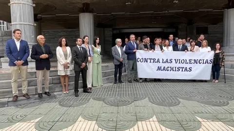 Miembros de la Mesa de la C&aacute;mara, portavoces, diputados y personal de la Asamblea Regional se concentran en la puerta principal de la sede parlamentaria para guardar un minuto de silencio por el asesinato de una mujer en Cieza a manos de su expareja (foto: Asamblea Regional de Murcia)