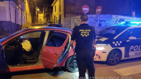 Imagen del veh&iacute;culo que choc&oacute; contra una vivienda en Murcia (foto: Polic&iacute;a Local de Murcia)