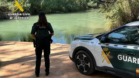 Agentes de la Guardia Civil y agentes medioambientales de la Regi&oacute;n rescatan a una madre y a su hijo del r&iacute;o Segura en Calasparra (foto: GC)