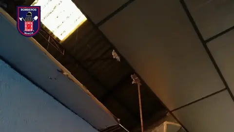 Imagen del agujero que ha provocado la ca&iacute;da de un trabajador en Zarandona (foto: Bomberos Murcia)