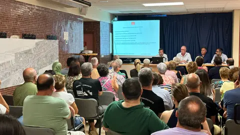 El concejal de Planificaci&oacute;n Urban&iacute;stica, Huerta y Medio Ambiente, Antonio Navarro Corch&oacute;n, se re&uacute;ne con vecinos de Barriomar (foto: Ayuntamiento de Murcia)