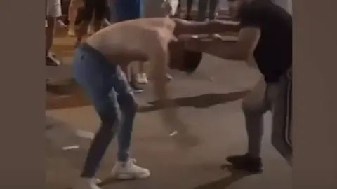 Una de las im&aacute;genes de la pelea viral que se produjo en la fiesta cartagenera de Cathagineses y Romanos (foto: Instagram)