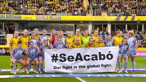 Las jugadoras de Espa&ntilde;a y Suecia, con la pancarta de 'Se acab&oacute;'