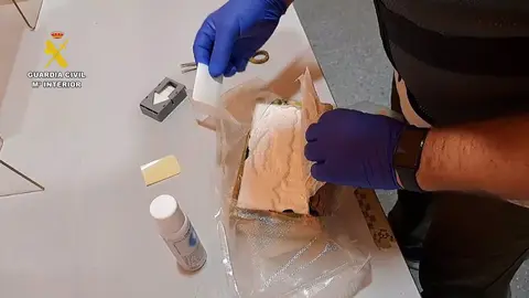 La Guardia Civil detiene a tres personas por transportar droga