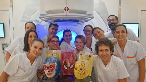 La Arrixaca personaliza la m&aacute;scara termopl&aacute;stica que usan los ni&ntilde;os a diario durante el tiempo que dure la terapia.