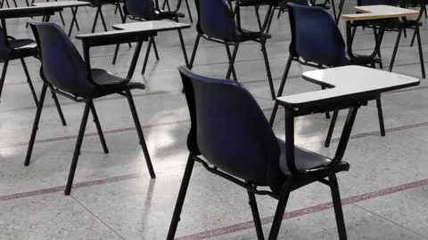 Imagen de archivo de un aula donde se va a realizar un examen de oposici&oacute;n