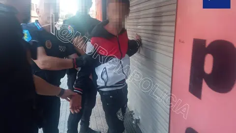 Imagen del individuo en el momento de ser arrestado (foto: Polic&iacute;a Local de Murcia)