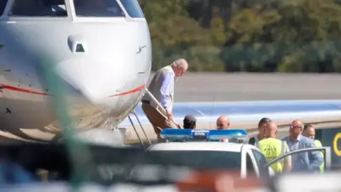 El Rey em&eacute;rito, Juan Carlos I, a su llegada a la casa de su amigo Pedro Campos, a 25 de septiembre de 2023, en Sanxenxo, Pontevedra