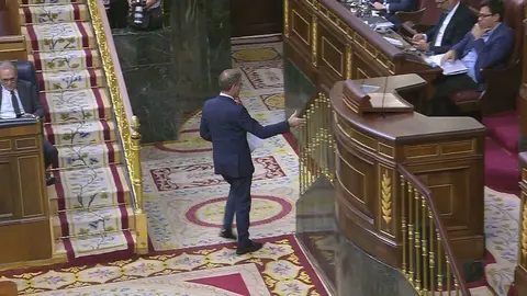 Alberto N&uacute;&ntilde;ez Feij&oacute;o sube al atril del Congreso de los Diputados (foto: Congreso de los Diputados)