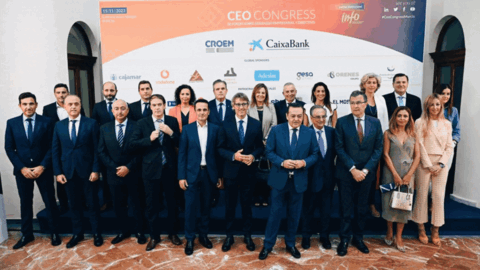 En torno a un millar de empresarios de compa&ntilde;&iacute;as de todo el pa&iacute;s participar&aacute;n el pr&oacute;ximo 15 de noviembre en la cuarta edici&oacute;n del CEO Congress, un foro impulsado por la patronal regional CROEM que este a&ntilde;o pondr&aacute; el foco en los directivos.

Seg&uacute;n ha explicado a los periodistas durante la presentaci&oacute;n del evento el presidente de CROEM, Jos&eacute; Mar&iacute;a Albarrac&iacute;n, son ellos, los directivos, &ldquo;las personas, ejecutivos empresarios&rdquo;, los que hacen que las empresas puedan seguir trabajando, creando riqueza y empleo, por lo que se les ha puesto en el centro del programa, que a&uacute;n no se ha dado a conocer.

Los ponentes, ha dicho, se ir&aacute;n desvelando de manera escalonada hasta llegar a un gran acto de bienvenida en la jornada previa, la del 14 de noviembre, para dedicar por completo la del d&iacute;a 15 a las ponencias y la convivencia entre participantes y asistentes.

Albarrac&iacute;n ha puesto de relieve el &eacute;xito de las tres citas celebradas anteriormente y ha confiado en que volver&aacute; a serlo en esta edici&oacute;n, actuando como un punto de encuentro y reflexi&oacute;n para el empresariado regional y un referente para otras patronales auton&oacute;micas.

En el acto de presentaci&oacute;n ha participado tambi&eacute;n el consejero de Econom&iacute;a, Luis Alberto Mar&iacute;n, que ha considerado una &ldquo;gran noticia&rdquo; la celebraci&oacute;n de una nueva edici&oacute;n del evento, que sit&uacute;a a la Regi&oacute;n de Murcia, ha dicho, &ldquo;en el epicentro del desarrollo econ&oacute;mico&rdquo;.&nbsp;El congreso, ha asegurado, es tambi&eacute;n &ldquo;una apuesta clara, decidida&rdquo; del gobierno regional, que se posiciona al lado de los empresarios porque los considera "generadores de riqueza y empleo&rdquo;.&nbsp;Por ello, se ha comprometido a seguir impulsando pol&iacute;ticas &ldquo;basadas en moderaci&oacute;n fiscal y la eliminaci&oacute;n de trabas administrativas&rdquo;.

As&iacute;, las rebajas fiscales, ha dicho, &ldquo;han demostrado que aumentan la recaudaci&oacute;n&rdquo;, y en el campo de la simplificaci&oacute;n, se est&aacute; trabajando en la cuarta ley de simplificaci&oacute;n, que tendr&aacute; como objetivos facilitar las inversiones y desarrollar nuevos negocios en la comunidad aut&oacute;noma.

Por su parte, el alcalde de Murcia, Jos&eacute; Ballesta, ha subrayado que la celebraci&oacute;n de este evento consolida una vez m&aacute;s a la capital regional como &ldquo;centro de organizaci&oacute;n de eventos de excelencia&rdquo;, que es uno de los objetivos que se ha marcado su equipo.

Ballesta ha recordado que hace apenas unas semanas la ciudad acogi&oacute; un gran evento deportivo, como es la Supercopa de Baloncesto, con lo que fue el centro de atenci&oacute;n del deporte a nivel mundial.

Finalmente, Fernando Cueto, director del CEO Congress,&nbsp;hizo un llamamiento a los directivos y profesionales de las empresas que van a participar en la jornada: &ldquo;Las ventajas y posibilidades que ofrece este evento son muchas. Por eso insisto en que los asistentes expriman al m&aacute;ximo la experiencia, que sean protagonistas, que se &lsquo;empapen&rsquo; de conocimiento, que recojan los mensajes de los l&iacute;deres empresariales que participan y que hagan relaciones con los dem&aacute;s asistentes, &hellip; En definitiva, que disfruten de una jornada &uacute;nica, inspiracional y motivadora&rdquo;.

En los pr&oacute;ximos d&iacute;as, se celebrar&aacute; tambi&eacute;n en Murcia la cumbre de ministros de Asuntos Exteriores de la Uni&oacute;n Europea, haciendo del municipio el &ldquo;centro de la diplomacia europea&rdquo;.

Este CEO Congress, ha dicho, vuelve a situar a la ciudad en un lugar puntero, como centro de inter&eacute;s de los directivos empresariales en un momento en el que se necesitan &ldquo;m&aacute;s que nunca l&iacute;deres sociales&rdquo;, como son los empresarios.