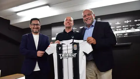 Paco Belmonte, presidente del FC Cartagena; Juli&aacute;n Calero, entrenador del Efes&eacute;; Manolo Breis, director general del FC Cartagena (foto: FC Cartagena)
