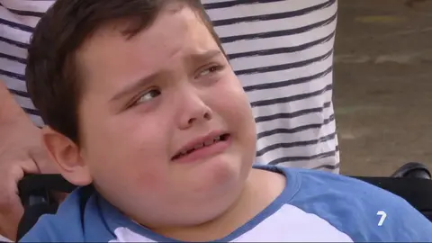 Juli&aacute;n vuelve al colegio tras luchar durante 18 meses contra un tumor cerebral (foto: La 7)